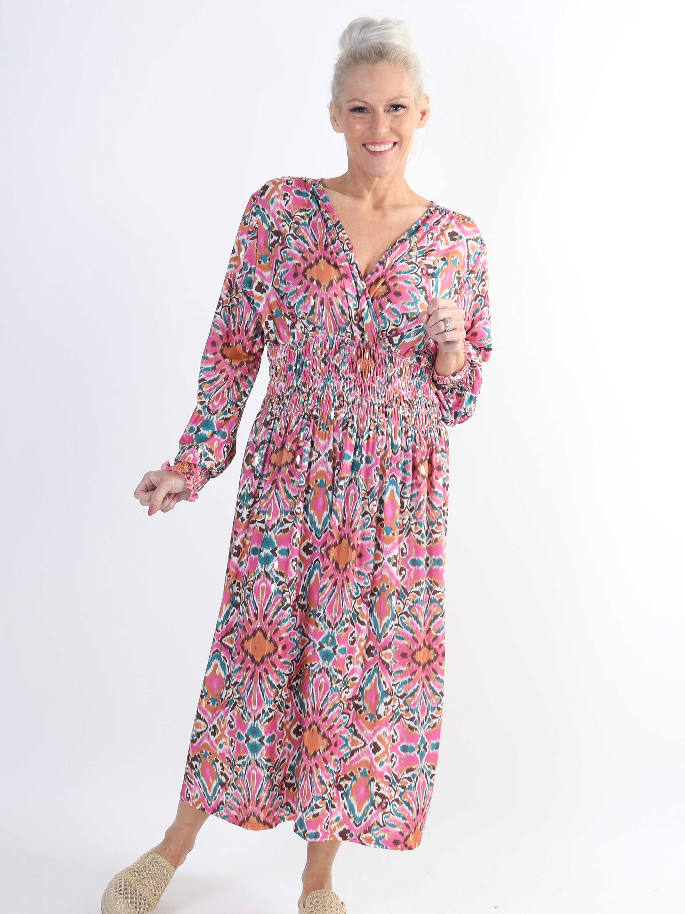 Pams Peacock Midi L/S - Elastisk mönstrad plus size-klänning i skrynkelfritt tyg